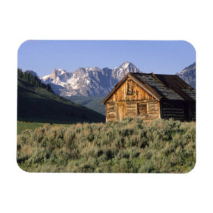 Eine Blockhütte und die Sawtooth Mountains in Magnet