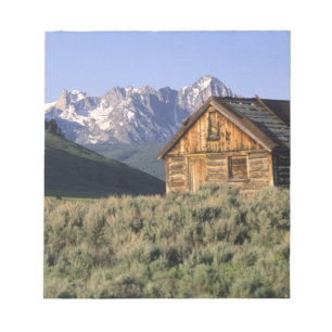Eine Blockhütte und die Sawtooth Mountains in Notizblock