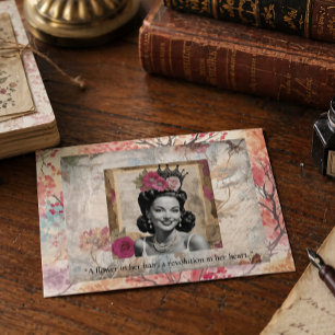 "Eine Blume in ihrem Haar, eine Revolution im Herz Postkarte