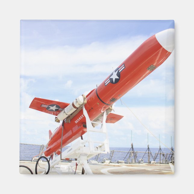 Eine BQM-74E Chukar-Drohne für den Start bereit Magnet (Vorne)