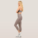 eine braune Mauer mit einer Uhr darauf Capri Leggings<br><div class="desc">Das Bild ist ein nahes Bild einer beigen Wand,  die als Teil eines Gebäude zu sehen scheint. Die Wand ist glatt und hat eine einheitliche Struktur,  die ihr ein schlichtes und einfaches Aussehen verleiht.</div>