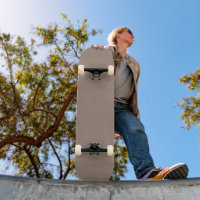 eine braune Mauer mit einer Uhr darauf
