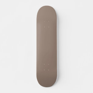 eine braune Mauer mit einer Uhr darauf Skateboard