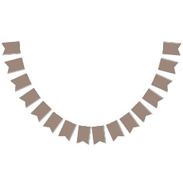 eine braune Mauer mit einer Uhr darauf Wimpelkette