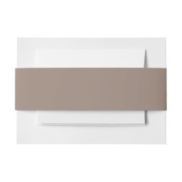 eine braune Mauer mit Einladungsbanderole