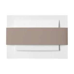 eine braune Mauer mit Einladungsbanderole