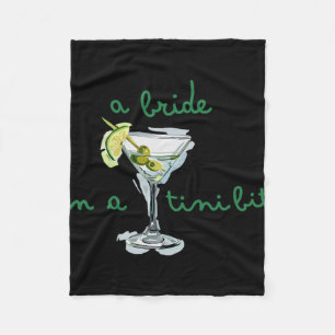 Eine Braut in einem winzigen Bride Schwanz Martini Fleecedecke