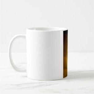 Eine brennende Kerze Kaffeetasse