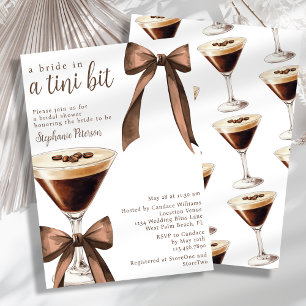 Eine Brille in einem Tini Bit Martini-Brautparty Einladung
