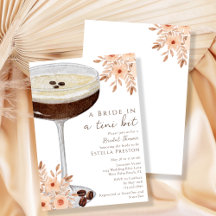 Eine Brille in einem Tini Bit Martini-Brautparty