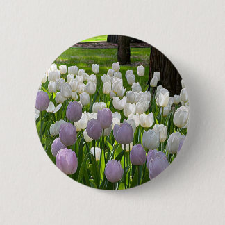 Eine Brosche mit hübschen weißen und violetten Blu Button