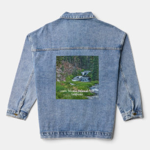 Eine Buck-Erholung an einem Kaskadenfluss Jeansjacke