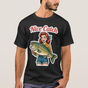 Eine Cartoon-Frau, die einen großen Fisch auf tran T-Shirt