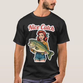 Eine Cartoon-Frau, die einen großen Fisch auf tran T-Shirt