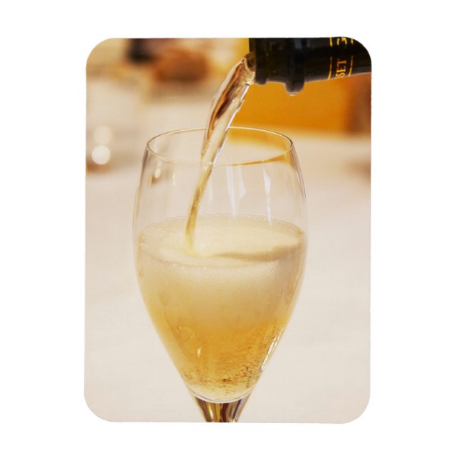 Eine Champagnerflöte wird mit Gosset gefüllt Magnet (Vertikal)