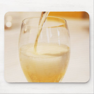 Eine Champagnerflöte wird mit Gosset gefüllt Mousepad