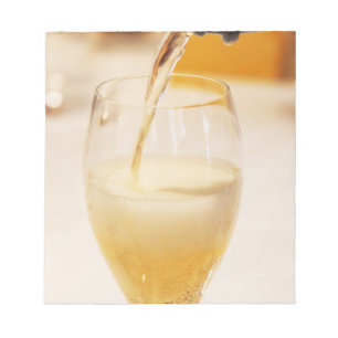 Eine Champagnerflöte wird mit Gosset gefüllt Notizblock