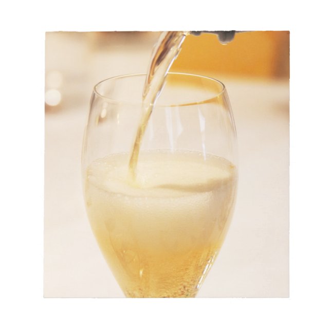Eine Champagnerflöte wird mit Gosset gefüllt Notizblock (Vorderseite)