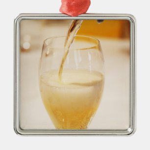 Eine Champagnerflöte wird mit Gosset gefüllt Silbernes Ornament