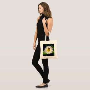 Eine daisy Flohblume und eine Biene Tragetasche