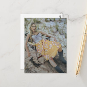 Eine Dame entspannt am Strand Collage Postkarte