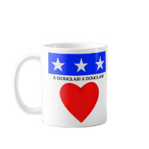 Eine DOUGLAS! Tasse mit Douglas-Abzeichen
