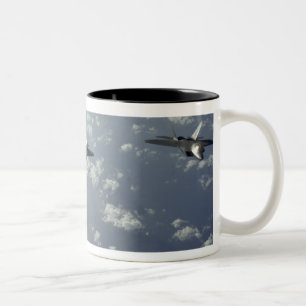 Eine Dreischiff Bildung der Raubvögel F-22 Zweifarbige Tasse