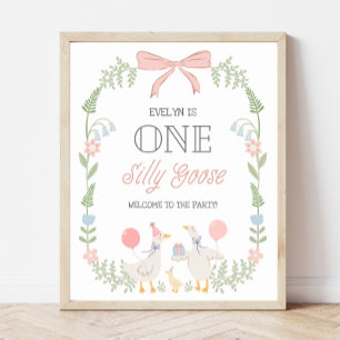 Eine dumme Gans mit floraler rosa Schleife zum Geb Poster