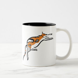 Eine dunkle, fettfarbene, sonnige Katze Zweifarbige Tasse