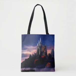 Eine düstere märchenhafte Burg auf einem Berg in Tasche