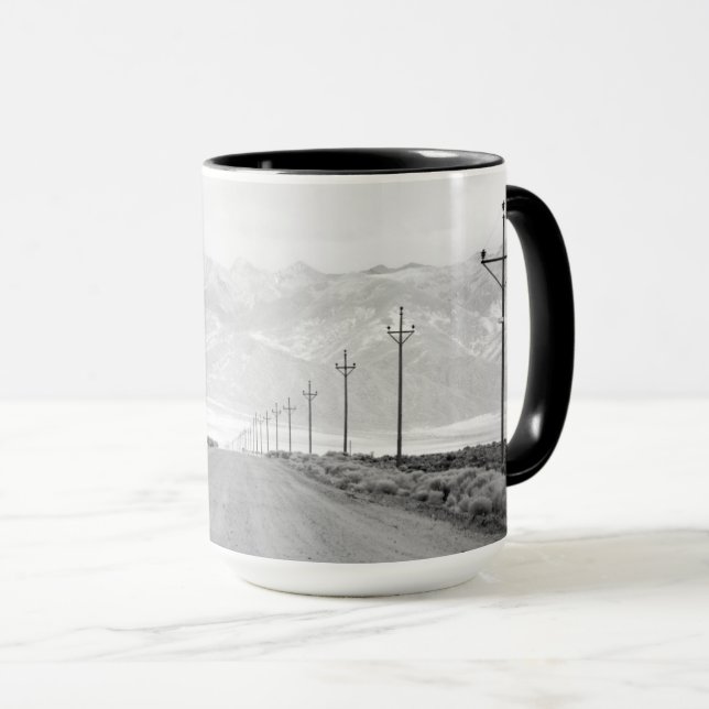 Eine einsame Straße und Power | San Juan Mountains Tasse (VorderseiteRechts)
