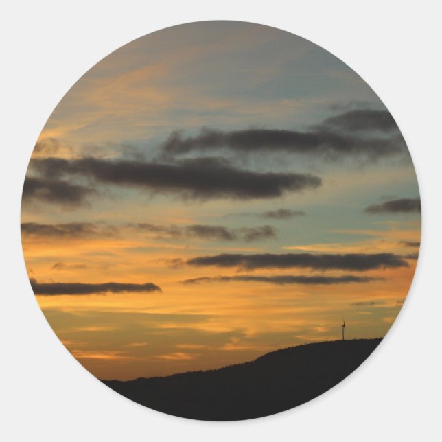 Eine einsame Windmühle im Sonnenuntergang Runder Aufkleber (Vorderseite)