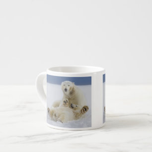 Eine Eisbärin und ihr Junge spielen im Schnee Espressotasse