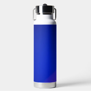 Eine elegante blaue isolierte Wasserflasche mit ei Trinkflasche
