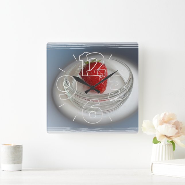 Eine Erdbeere in einer Tasse Quadratische Wanduhr (Zuhause)