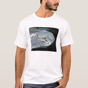 Eine F-22 Raptor-Bank weg von einer KC-135 T-Shirt