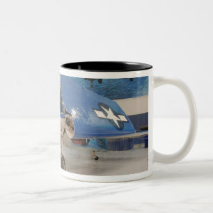 Eine F-6F Hellcat-Kampfflugzeug aus dem Zweiten We Zweifarbige Tasse