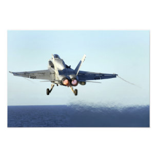 Eine F/A-18C Hornisse startet vom Führerraum 2 Fotodruck