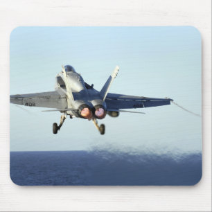 Eine F/A-18C Hornisse startet vom Führerraum Mousepad