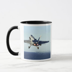 Eine F/A-18C Hornisse startet vom Führerraum Tasse