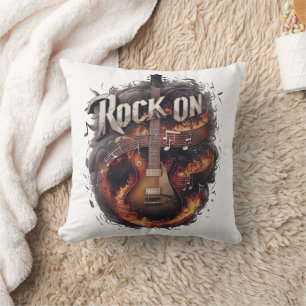 Eine feurige Gitarre, die durch die Nacht radelt Kissen