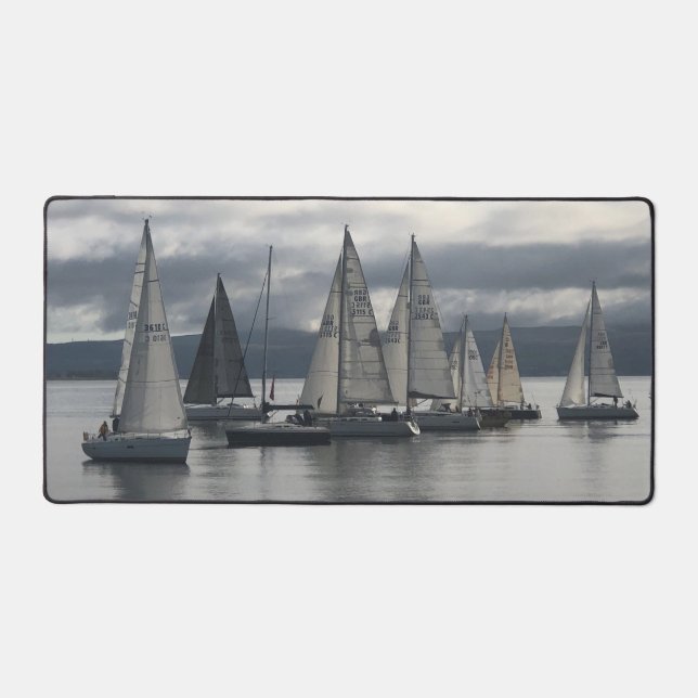 Eine Flottille von Yachten auf einem Schreibtischunterlage (Vorderseite)