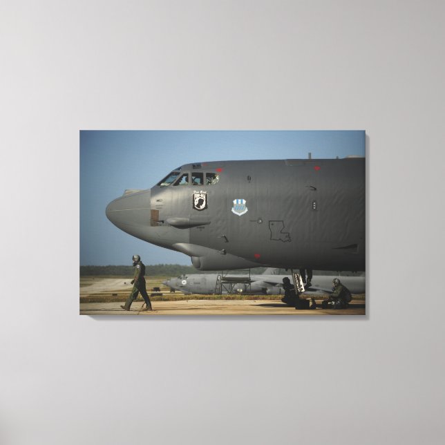 Eine Flugbesatzung der US Air Force bereitet eine  Leinwanddruck (Vorderseite)