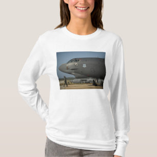 Eine Flugbesatzung der US Air Force bereitet eine  T-Shirt