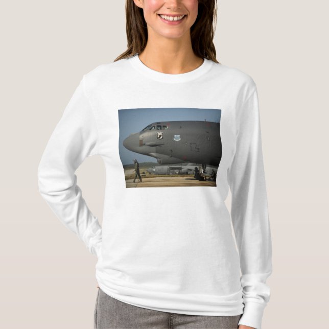 Eine Flugbesatzung der US Air Force bereitet eine  T-Shirt (Vorderseite)