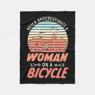Eine Frau auf dem Fahrrad Fleecedecke