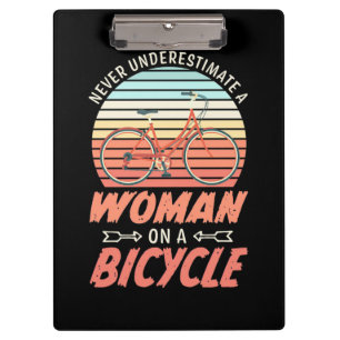 Eine Frau auf dem Fahrrad Klemmbrett