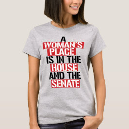 EINE FRAU BEFINDET SICH IM HAUS UND SENDET T-Shirt