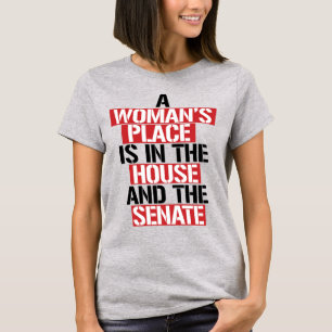 EINE FRAU BEFINDET SICH IM HAUS UND SENDET T-Shirt
