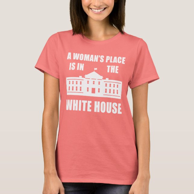 "EINE FRAU BEFINDET SICH IM WEISSEN HAUS" T-Shirt (Vorderseite)